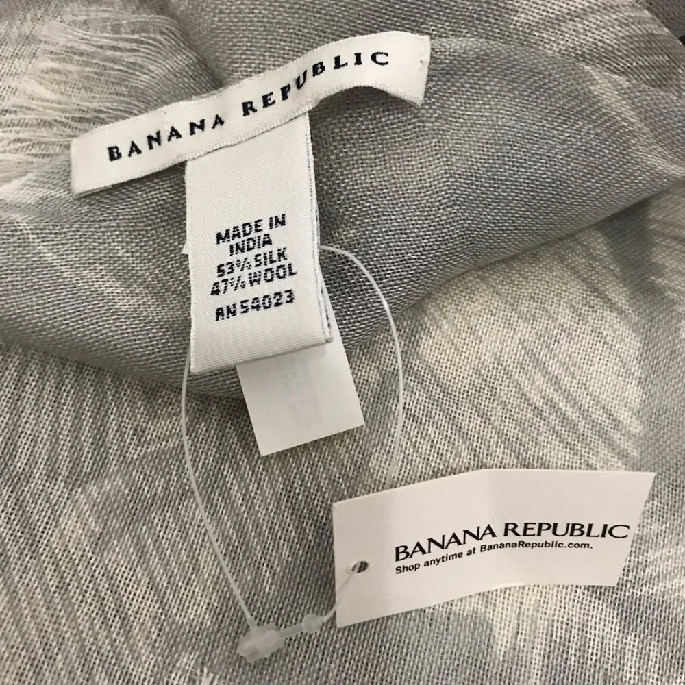 NWT Banana Republic Silk and Wool Light Gray Floral Sheer Scarf